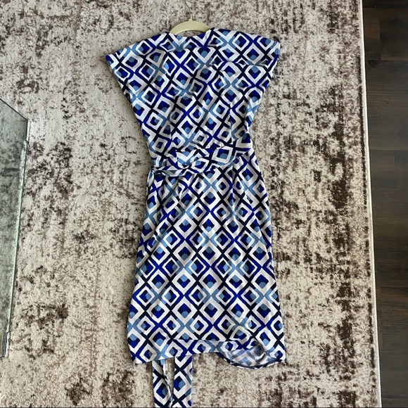 Maggy London Petites wrap dress. Size 2P. - Picture 4 of 6